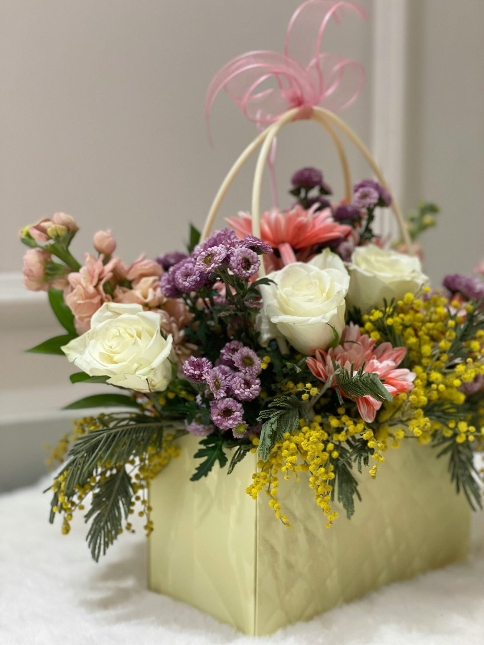 Un arreglo en tonos rosados suaves, romántico y delicado. 