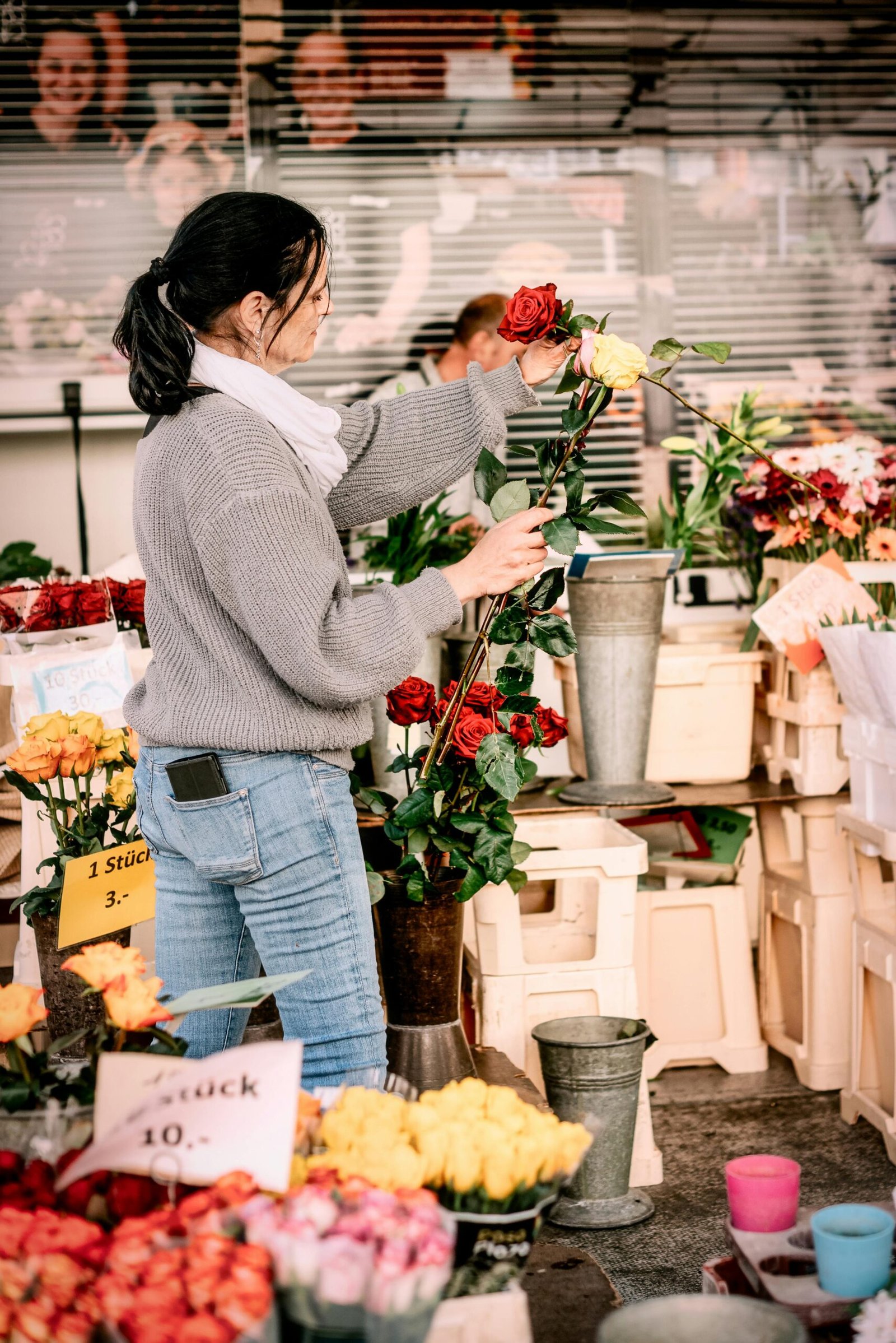 mujer trabajando en floristería