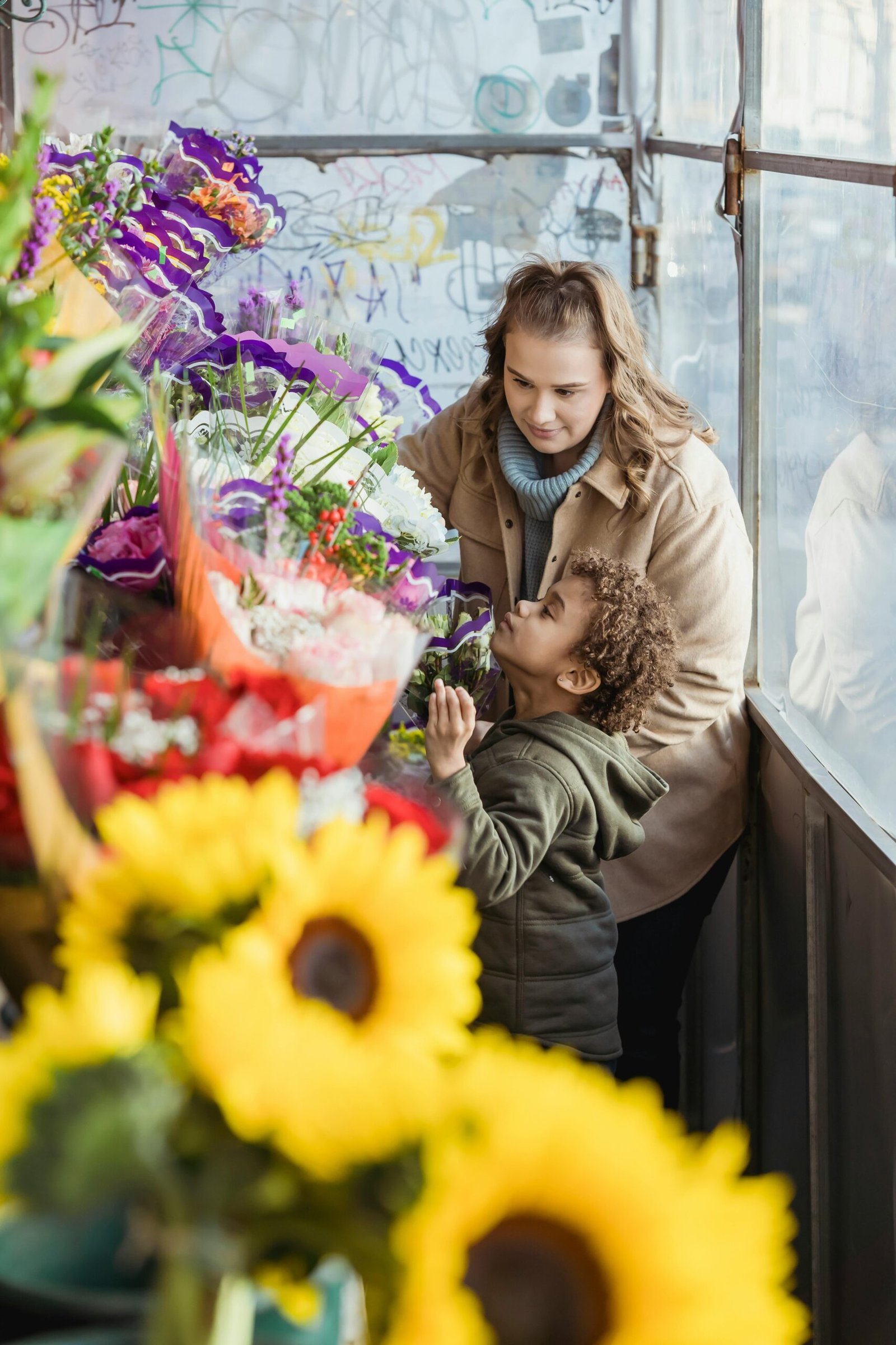 madre e hijo con flores